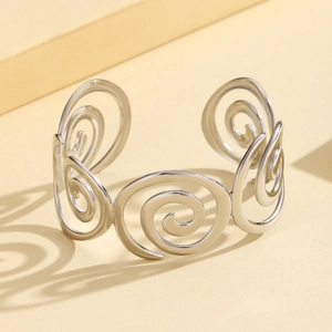 Brazalete de acero inoxidable en espiral hueca plateada con sombras creativas