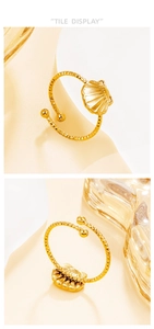 Detailansicht eines verstellbaren goldenen Muschelrings mit strukturierter Ringschiene