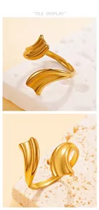 Gros plan d'une bague ajustable dorée avec texture ondulée plissée asymétrique unique