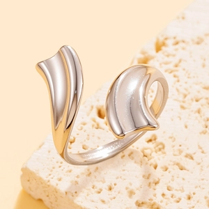 Bague ouverte en acier inoxydable poli argenté avec design froissé irrégulier
