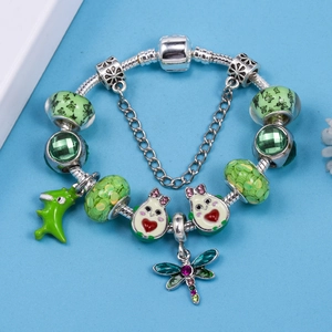 Bracciale a catena serpente d'argento con ciondoli verdi, avocado, libellula e perline