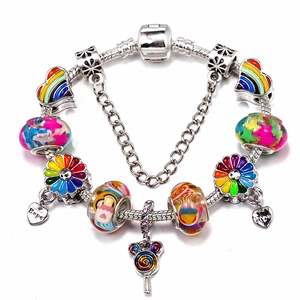 Détail du bracelet avec breloques cœur arc-en-ciel et pendentif gravé Hope