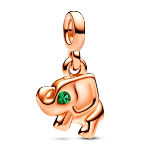 Makroaufnahme von roségoldenem Elefanten-Anhänger mit grünem Stein für Armbänder