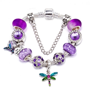 Bracelet à breloques argenté avec cristaux violets et pendentif libellule