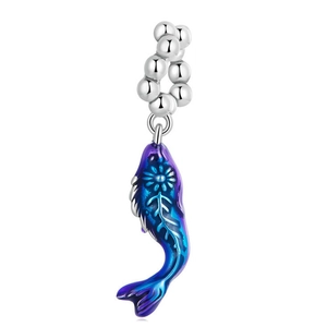 Detaillierte Nahaufnahme eines blau-violetten Emaille-Fisch-Charms mit Blumenmustern