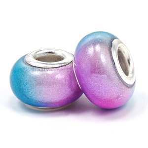 Charm in resina con sfumatura blu-viola glitterata e anima in argento per bracciali