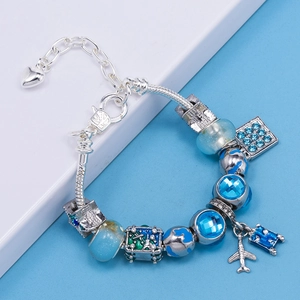 Bracciale con ciondoli fai-da-te a tema viaggio con catena a serpente e cristalli blu