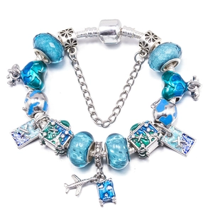 Armband im Pandora-Stil mit blauen Glasperlen und Reise-Anhängern wie Flugzeug und Erde