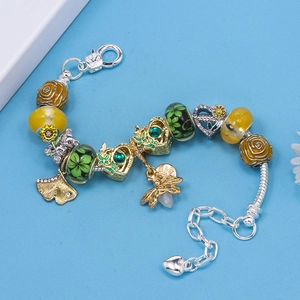 Bracciale con ciondoli fai-da-te, catena a serpente d'argento e perle di vetro colorate