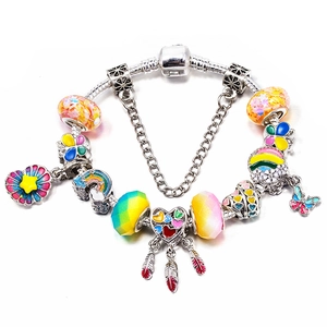 Buntes Perlenarmband mit Schlangenpaderkette, Schmetterlings- und Herzanhängern