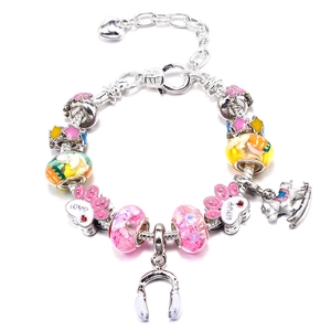 Dettaglio del bracciale argento DIY con ciondoli zampa rosa e catena a cuore regolabile