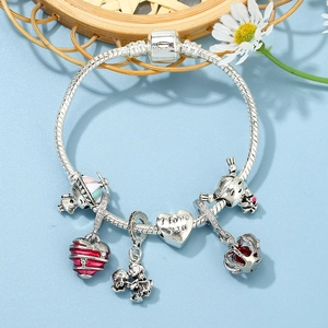 Bracciale romantico con ciondoli a cuore dorati e pendenti con ragazzo e ragazza
