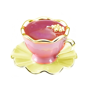 Nahaufnahme einer rosa schillernden Keramik-Teetasse mit Goldrand und Blumenlöffel