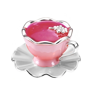 Exquisite versilberte Emaille-Teetasse und Untertasse als dekorativer Anhänger