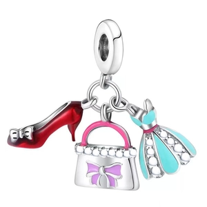 Versilberte DIY-Anhänger mit roten High Heels, lila Handtasche und blauem Kleid für Armbänder