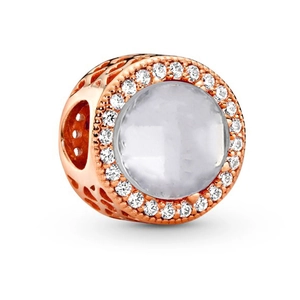Roségold-Charm-Anhänger mit weißem Stein und Zirkonia auf weißem Hintergrund