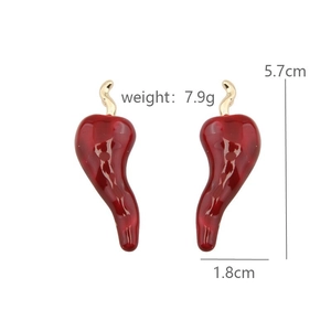 Vista macro di orecchini a forma di peperoncino rosso, misura 5.7cm per 1.8cm