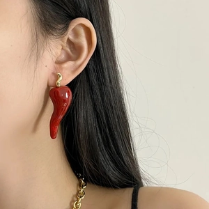 Orecchini pendenti a peperoncino rosso con finitura dorata, gioielli creativi per donna