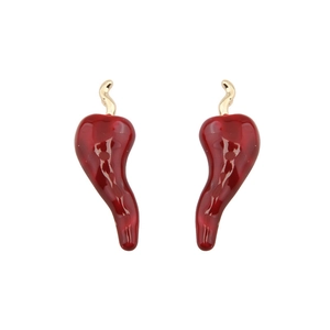 Orecchini pendenti a peperoncino in smalto rosso con ganci dorati dal design unico