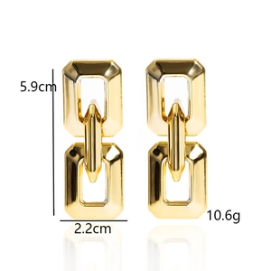 Detaillierte Maße der goldenen klobigen geometrischen Ohrringe mit 5,9 cm Höhe