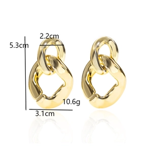 Detailansicht goldener klobiger Kettenglieder-Ohrringe mit Maßen und 5,3 cm Höhe