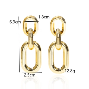 Detailansicht goldener 6,9 cm Gliederketten-Ohrringe mit polierter Metalloberfläche