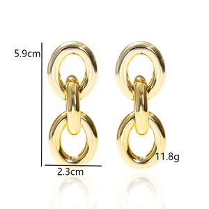 Detailansicht klobiger goldener Kettenohrringe mit präzisen Maßen von 5,9 cm Höhe