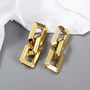 Minimalistische goldene, ineinandergreifende Gliederohrringe mit Metallic-Finish