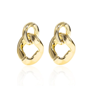 Makroansicht goldener ineinandergreifender Kettenglieder-Ohrringe mit Metallic-Finish