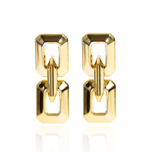 Moderne goldene Kettenglieder-Ohrringe mit poliertem Finish und industriellem Design