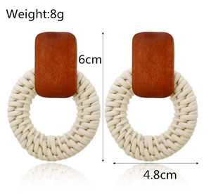 Detailansicht der geometrischen Rattan-Ohrringe mit Maßen 6x4,8cm und 8g Gewicht