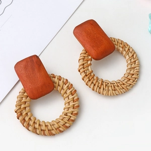 Detailansicht der geometrischen Rattan-Ohrringe mit Holzblöcken und geflochtenen Kreisen