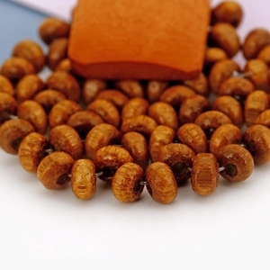 Vue détaillée de perles géométriques en bois marron foncé avec texture naturelle