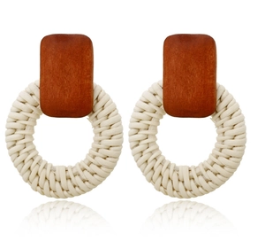 Geometrische Ohrringe aus Holz und Rattan im Vintage-Boho-Stil auf weißem Hintergrund