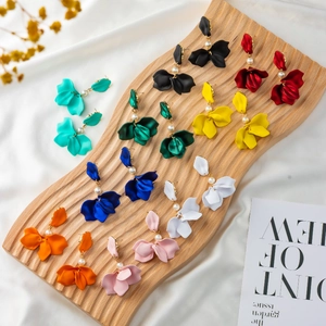 Elegante Blumenblatt Perlenohrringe in neun matten Farben auf einem Holzständer