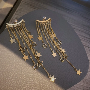 Elegante goldene lange Quastenohrringe mit Sternen und funkelnden Strasssteinen Design