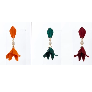 Elegante Blumenblatt Ohrhänger mit weißen Perlen in Orange Grün und dunklem Rot