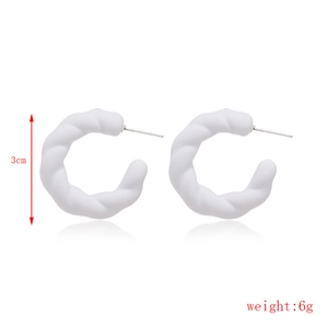 Detail view of white matte C-shaped twisted earrings with 3cm height and 6g weight