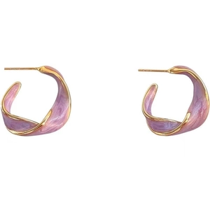 Boucles d'oreilles dorées torsadées en C avec émail marbré violet pour femmes