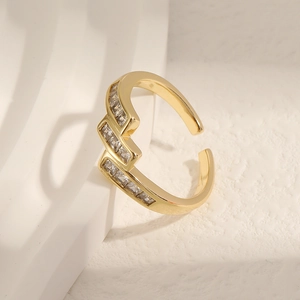 Anillo abierto geométrico de oro con tres capas de circonitas cúbicas y diseño moderno