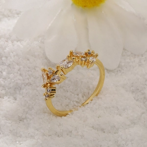 Elegante anillo de oro para mujer con piedras marquise en forma de hoja y circonitas