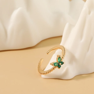 Anillo ajustable de oro con mariposa de gemas verdes y diseño de cuentas finas