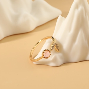 Anillo abierto dorado ajustable con corona de circón rosa y hojas con detalles de micropavé