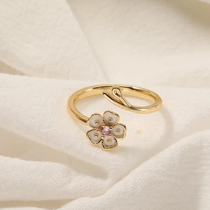 Anillo abierto dorado minimalista con flor de esmalte blanco y circón rosa sobre tela