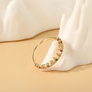 Elegante anillo ajustable de oro para mujer con circonitas de colores en soporte cerámico