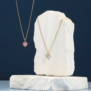 Minimalistische goldene Herz-Halskette mit rosa und blauem bösem Blick und Zirkonia