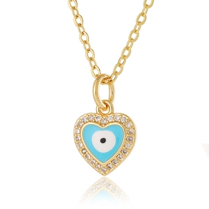 Makroaufnahme des goldenen Herzanhängers mit Evil-Eye-Design und Zirkonia-Akzenten