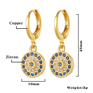 Dettaglio di orecchini a stella bussola 25mm placcati oro con zirconi blu e bianchi