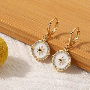 Orecchini a cerchio bussola placcati oro per donna con smalto bianco e cristalli brillanti