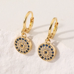 Orecchini a cerchio dorati con zircone blu e bianco e design malocchio su pietra